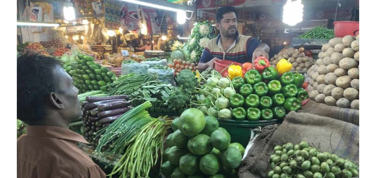 চাল-সবজির দাম কমেছে, বেড়েছে মুরগির 