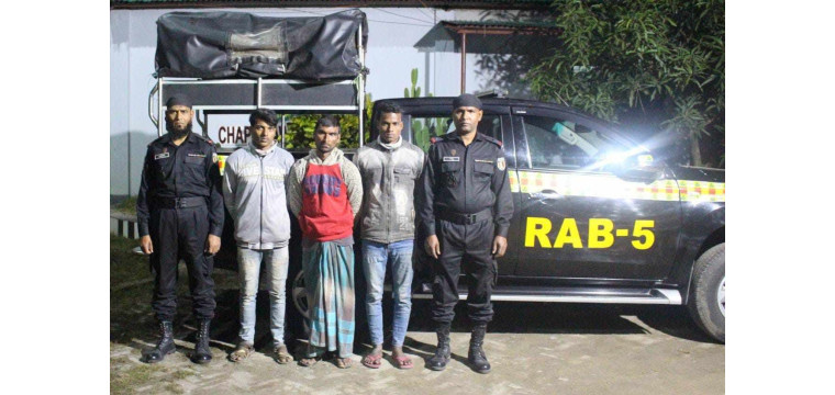 চাঁপাইনবাবগঞ্জে ৩২৩ বোতল ফেনসিডিলসহ আটক-৩