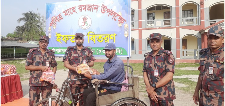 চাঁপাইনবাবগঞ্জে ৬০০ দুঃস্থ অসহায় পরিবারের পাশে ৫৩ বিজিবি