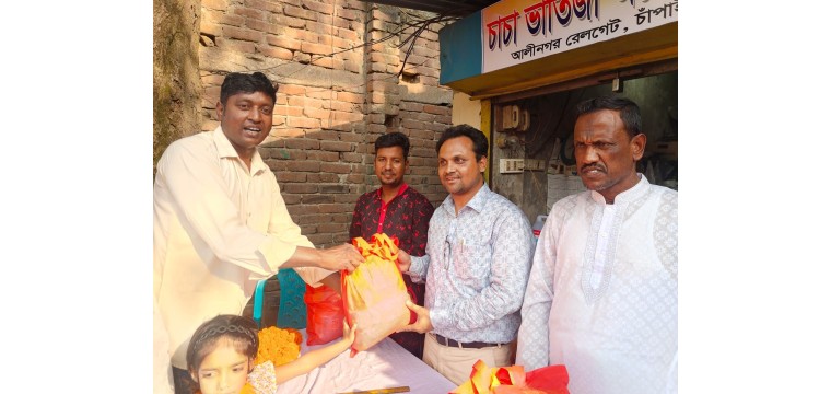 চাঁপাইনবাবগঞ্জে সততা ইজিবাইক সমিতির ঈদ সামগ্রী বিতরণ