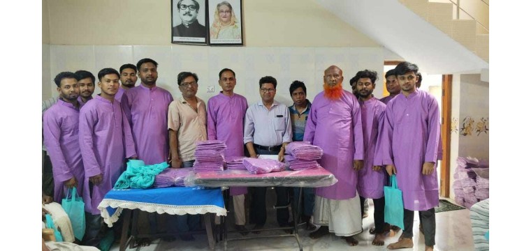 শিবগঞ্জে চেয়ারম্যান আনু মিঞার ঈদ উপহার হিসেবে পাঞ্জাবি বিতরণ