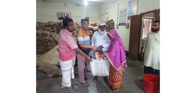 গোমস্তাপুর উপজেলার ০৮নং আলীনগর ইউনিয়ন পরিষদে বিনামূল্যে খাদ্য শস্য  বিতরণ