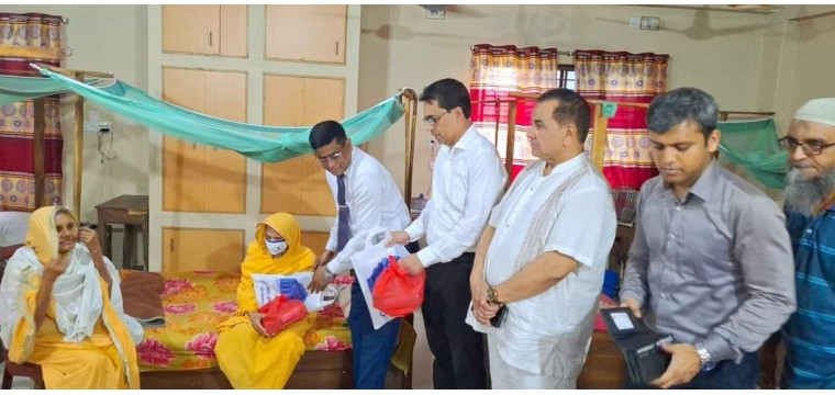 প্রধানমন্ত্রীর উপহার নিয়ে বৃদ্ধাশ্রমে ডিসি গালিভ খাঁন