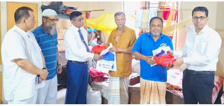 চাঁপাইনবাবগঞ্জে প্রবীণ নিবাসে ডিসির ঈদ উপহার