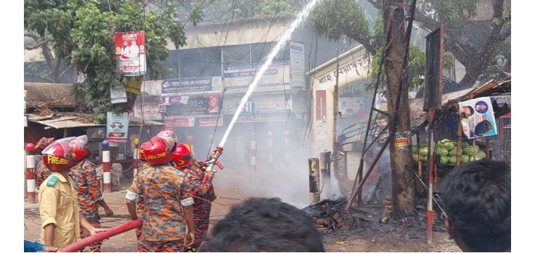 চাঁপাইনবাবগঞ্জে তীব্র গরমে বিদ্যুতের খুটিতে আগুন