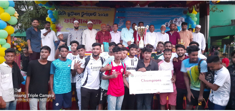 চাঁপাইনবাবগঞ্জে মিনি ফুটবল টুর্নামেন্টের ফাইনাল ম্যাচ অনুষ্ঠিত