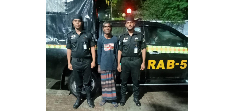 চাঁপাইনবাবগঞ্জের শিবগঞ্জে আমের ক্যারেটে ৪২৫ বোতল ফেন্সিডিল উদ্ধার 