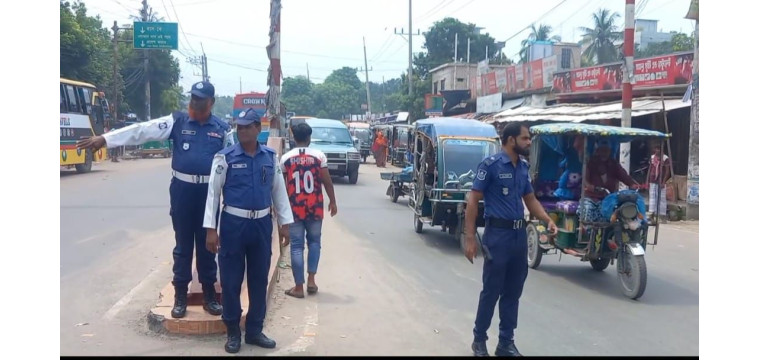 এক সপ্তাহ পর চাঁপাইনবাবগঞ্জে যান চলাচল নিয়ন্ত্রণে কাজ শুরু করেছে ট্রাফিক পুলিশ