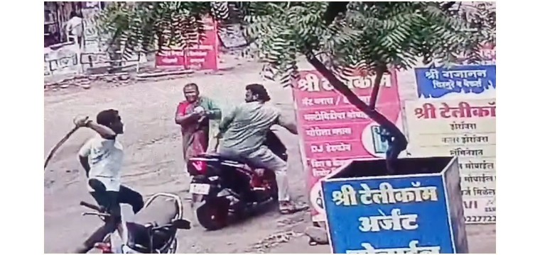 হামলাকারীর তরবারির কোপ থেকে ছেলেকে বাঁচালেন মা