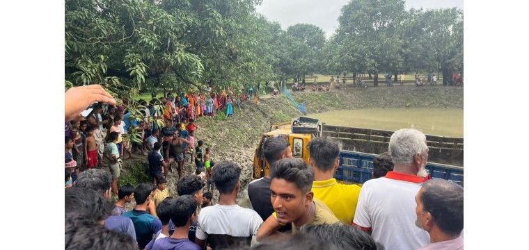 শিবগঞ্জে সিমেন্টভর্তি ট্রাক খাদে, নিহত ২