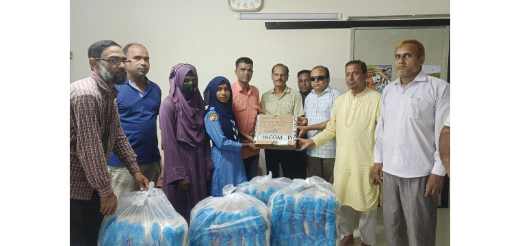 বন্যার্তদের জন্য শুকনো খাবার দিলেন আজিজুর রহমান ফিরোজ