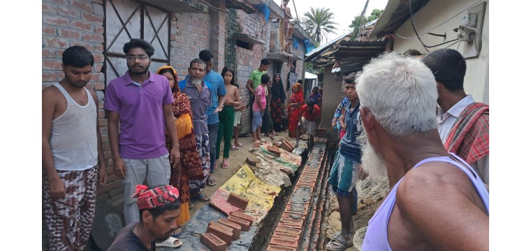 শিবগঞ্জে আশ্রয়ণ ঘরের অবৈধ সীমানা প্রাচীর গুড়িয়ে দিল প্রশাসন