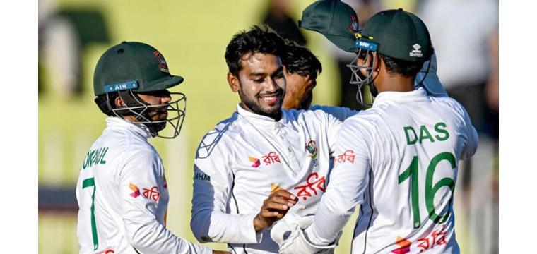 পাকিস্তানকে অলআউট করে বিনা উইকেটে দিনশেষ বাংলাদেশের