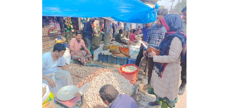 গোমস্তাপুরে লাইসেন্স বিহীন ব্যবসায়ীকে অর্থদণ্ড 
