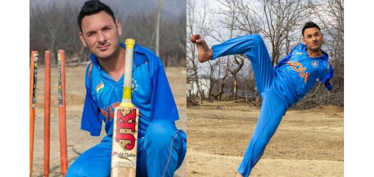পা দিয়ে বল করেন হাতবিহীন আমির, করেন ব্যাটও