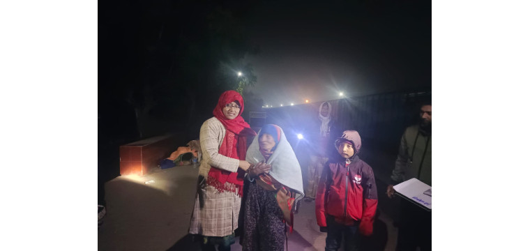 গোমস্তাপুরে শীতার্ত মানুষের পাশে  ইউএনও নিশাত আনজুম অনন্যা 