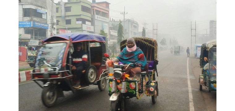 নাটোরে গুঁড়ি গুঁড়ি বৃষ্টি, তীব্র শীতে জনজীবনে ভোগান্তি