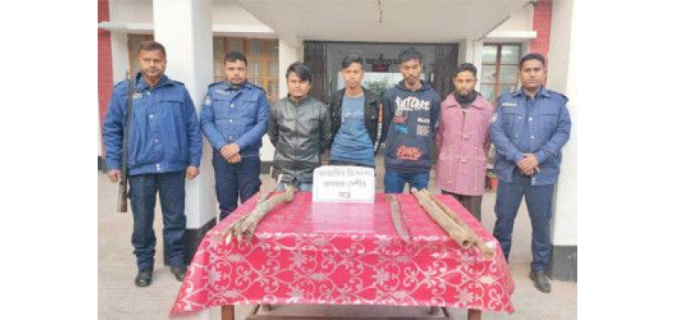 ডাকাতি করার সময় হাতেনাতে আটক ৪