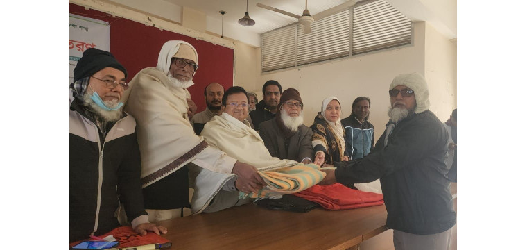 শিবগঞ্জে অবসরপ্রাপ্ত সদস্যদের মাঝে কম্বল বিতরণ