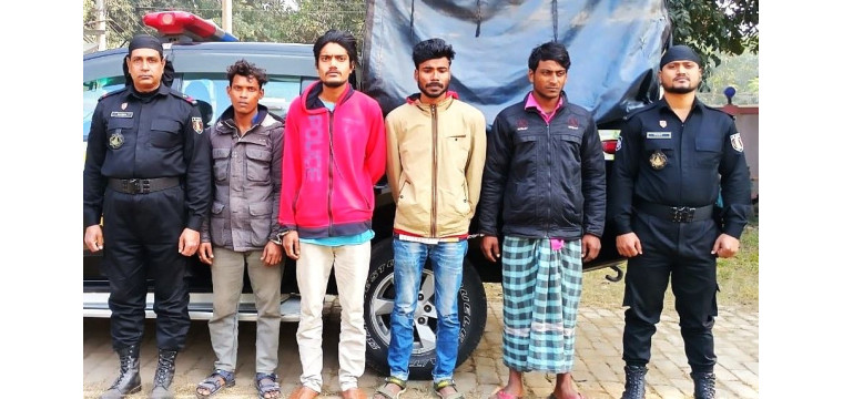 গোমস্তাপুরে কিশোর গ্যাং লিডারসহ আটক ৪