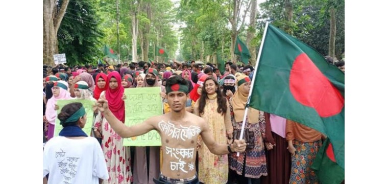 কোটা সংস্কারের দাবিতে রাবি-রুয়েট শিক্ষার্থীদের মহাসড়ক অবরোধ