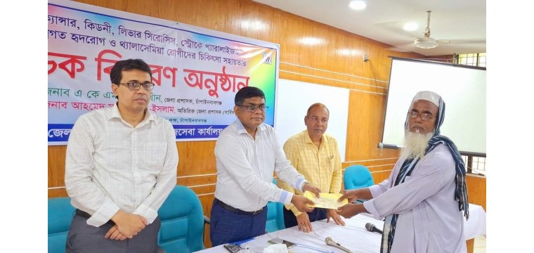চাঁপাইনবাবগঞ্জে ১০ টি যুব সংগঠনের মাঝে চেক বিতরণ 