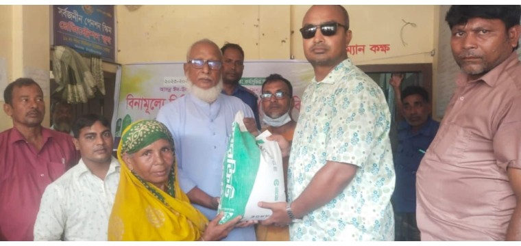 শিবগঞ্জের পাঁকায় ভিজিএফের চাল বিতরণ