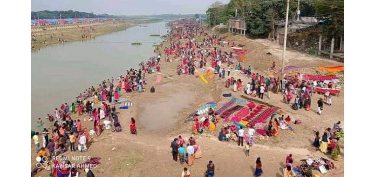 চাঁপাইনবাবগঞ্জের শিবগঞ্জে সনাতন ধর্মাবলম্বীদের গঙ্গাস্নান