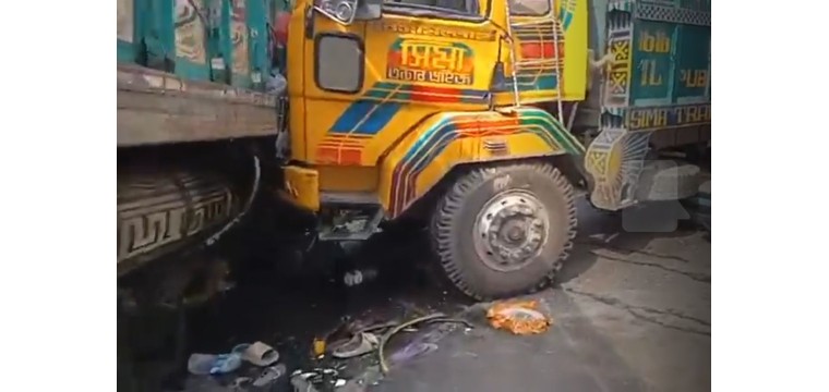 চাঁপাইনবাবগঞ্জে ঈদযাত্রায় দুই ট্রাকের মুখোমুখি সংঘর্ষে আহত-১০