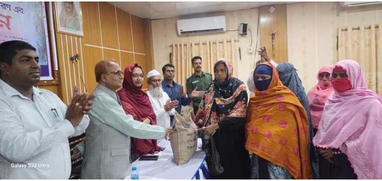 গোমস্তাপুরে প্রান্তিক কৃষকদের মাঝে বিনামূল্যে বীজ ও সার বিতরণ 