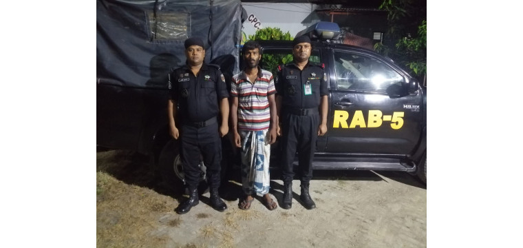 চাঁপাইনবাবগঞ্জে আমের ক্যারেটে ৩০৭ বোতল ফেন্সিডিলসহ আটক-১