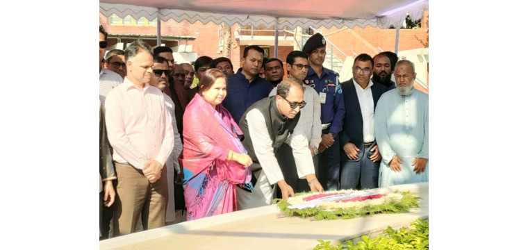 বঙ্গবন্ধুর সমাধিতে পল্লী উন্নয়ন ও সমবায় প্রতিমন্ত্রীর শ্রদ্ধা নিবেদন