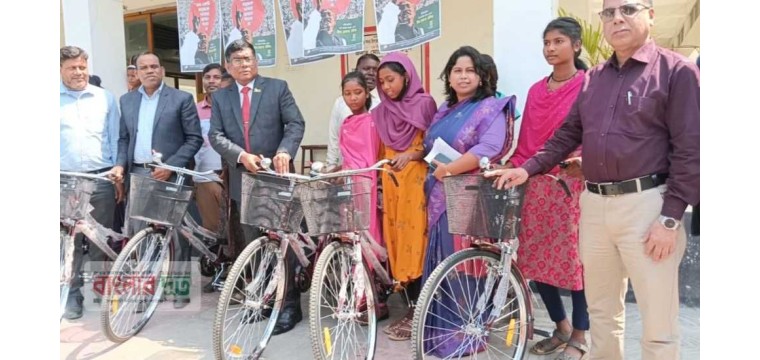 চাঁপাইনবাবগঞ্জে শিক্ষা বৃত্তি ও বাইসাইকেল বিতরণ 