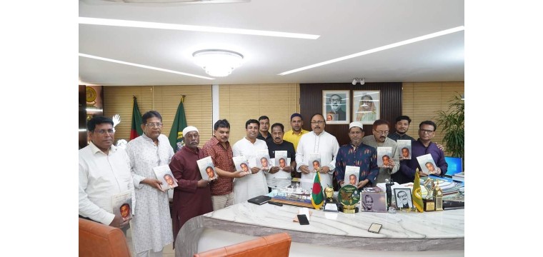 শহিদ এএইচএম কামারুজ্জামান’গ্রন্থ রাসিক কাউন্সিলর- কর্মকর্তাদের প্রদান