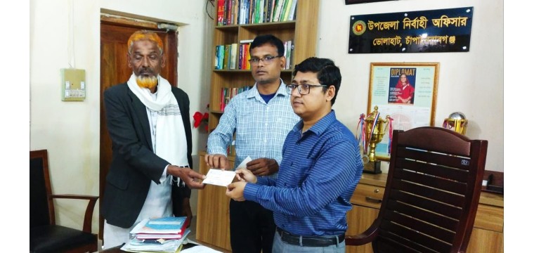 ভোলাহাটে ক্ষতিগ্রস্তদের মাঝে চেক বিতরণ 
