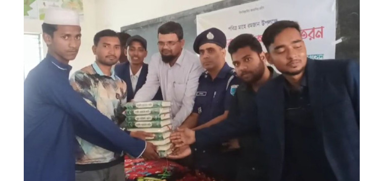 চাঁপাইনবাবগঞ্জের শিবগঞ্জে এতিমদের মাঝে বিনামূল্যে কুরআন বিতরণ 