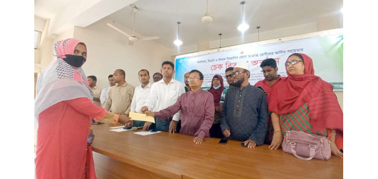 শিবগঞ্জে ক্যান্সার, কিডনি-লিভার সিরোসিস রোগীদের মাঝে চেক বিতরণ