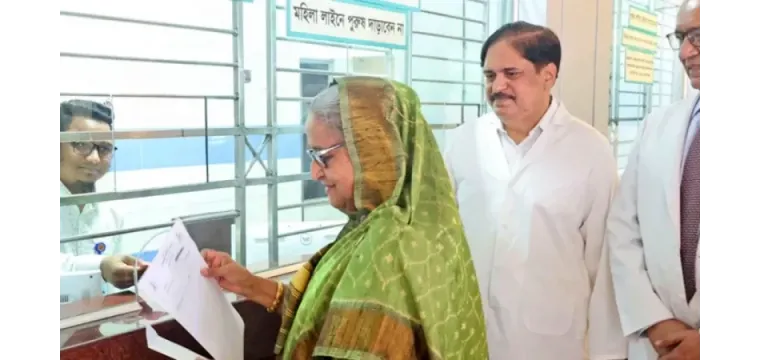 লাইনে দাঁড়িয়ে ১০ টাকায় টিকিট কেটে চোখ পরীক্ষা করালেন প্রধানমন্ত্রী