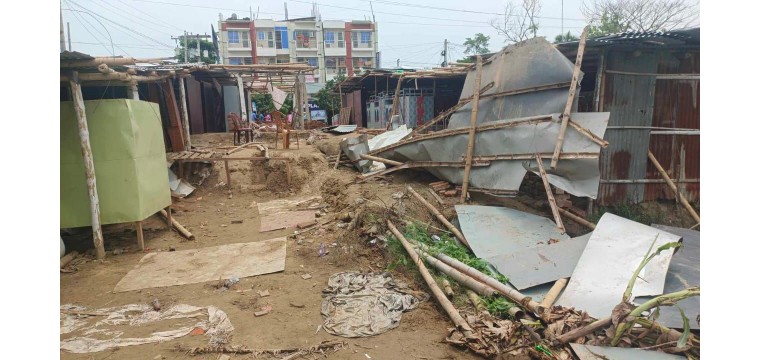 মান্দায় দোকানঘর ভেঙে প্রভাশালীদের রাস্তা নির্মাণ