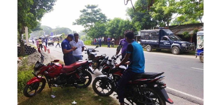 মোহনপুরে সড়ক দুর্ঘটনা রোধে রাস্তায় নেমেছে পুলিশ