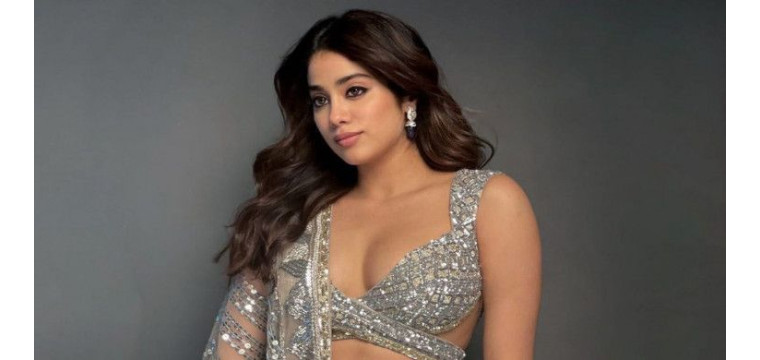বিখ্যাত মনীশের ফ্লোরাল শাড়িতে দীপ্তি ছড়ালেন জাহ্নবী