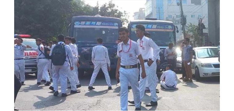 মেধাভিত্তিক ভর্তির দাবিতে মিরপুর সড়ক অবরোধ