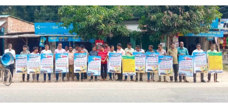 মোহনপুরে সড়ক দুর্ঘটনা রোধে স্থানীয় সাংবাদিকদের মানববন্ধন