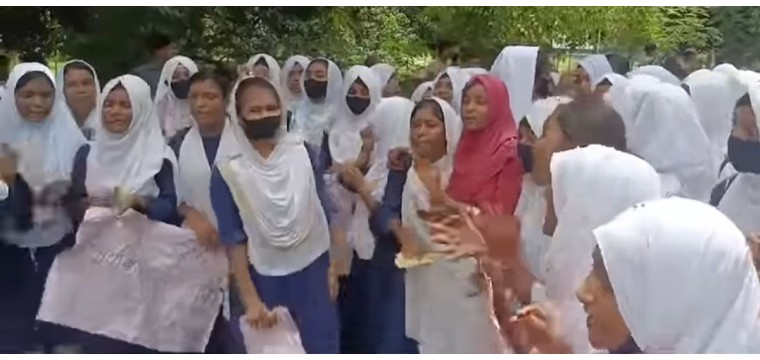 চাঁপাইনবাবগঞ্জের শিবগঞ্জে প্রধান শিক্ষকের পদত্যাগ দাবিতে মহাসড়ক অবরোধ