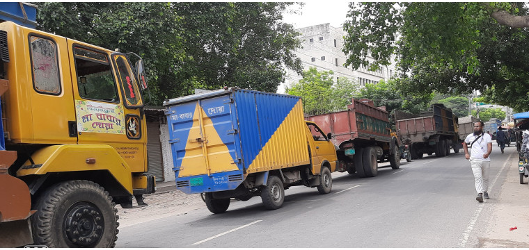 চাঁপাইনবাবগঞ্জের মহানন্দা ব্রিজে ৩ চাকার টোল আদায় বন্ধ 