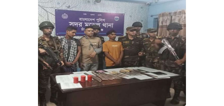 চাঁপাইনবাবগঞ্জে যৌথ বাহিনীর অভিযানে অস্ত্র ও ককটেল উদ্ধার আটক-৩