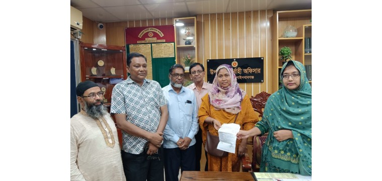 চাঁপাইনবাবগঞ্জের গোমস্তাপুরে মৃত্যু দাবির চেক হস্তান্তর  