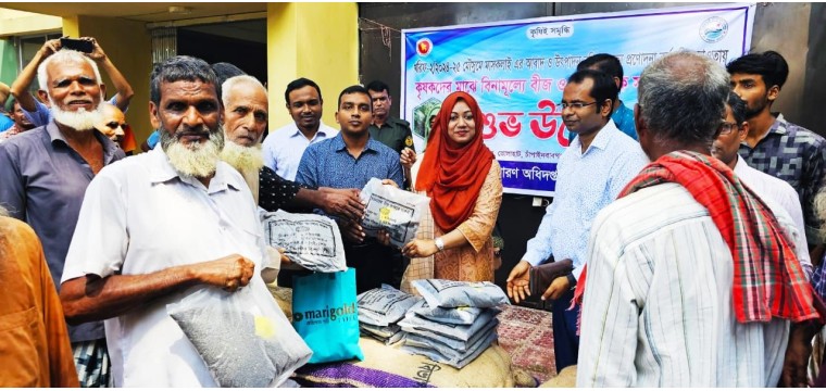 ভোলাহাটে প্রণোদনার মাসকালাই বীজ ও রাসায়নিক সার বিতরণ 