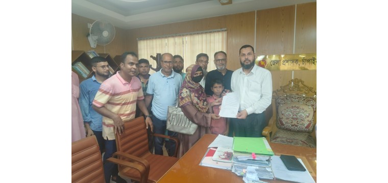 চাঁপাইনবাবগঞ্জে গুমের শিকার ব্যক্তির সন্ধানে জেলা প্রশাসকের কার্যালয়ে স্মারক লিপি প্রদান 