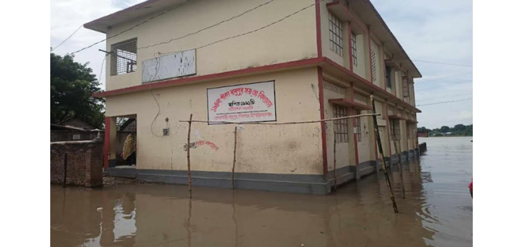 চাঁপাইনবাবগঞ্জের নিমাঞ্চলের মানুষ পানিবন্দি, বন্যা আতঙ্ক